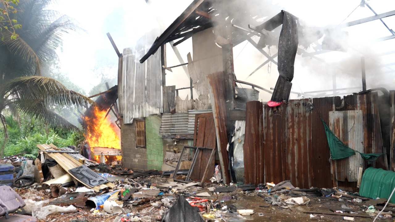 ไฟไหม้บ้านวอดหมด 2 หนูน้อยหนีทัน เหลือกางเกงตัวเดียว กลัวไม่ได้ไปโรงเรียน