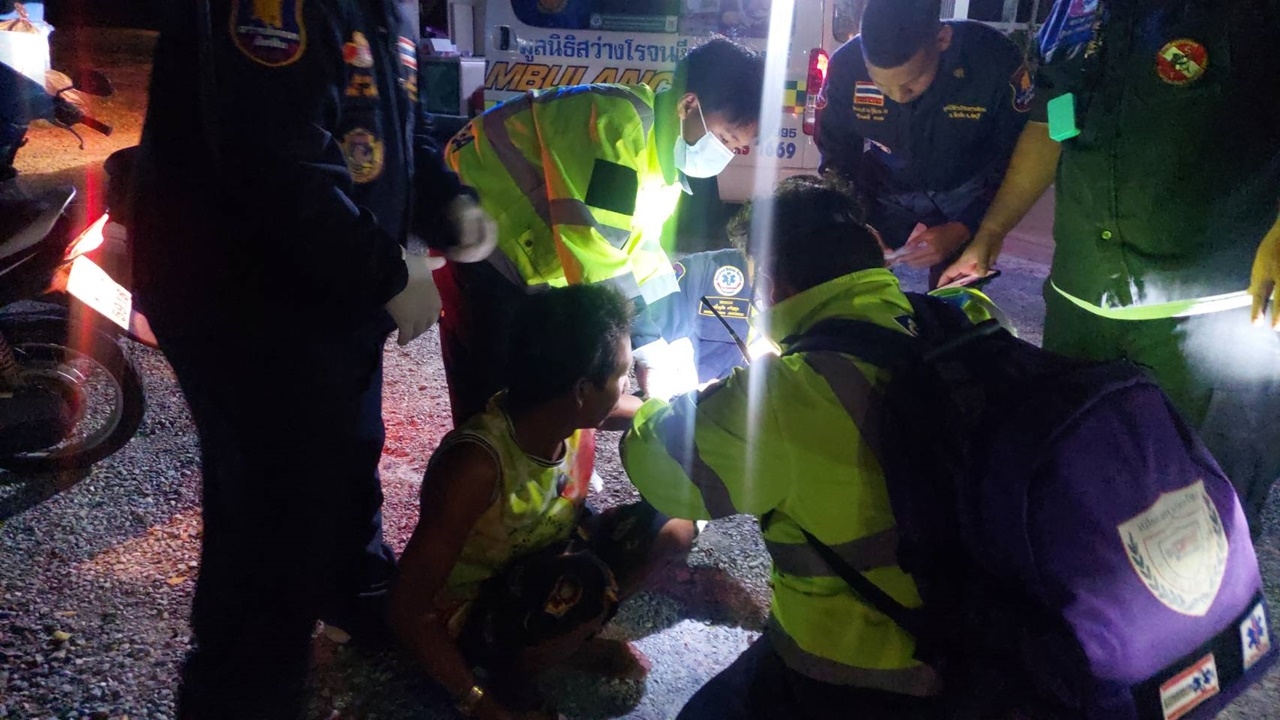 หนุ่มกัมพูชาหอบลูกหนีตาย โดนเพื่อนร่วมชาติฟันแขนหวิดขาด