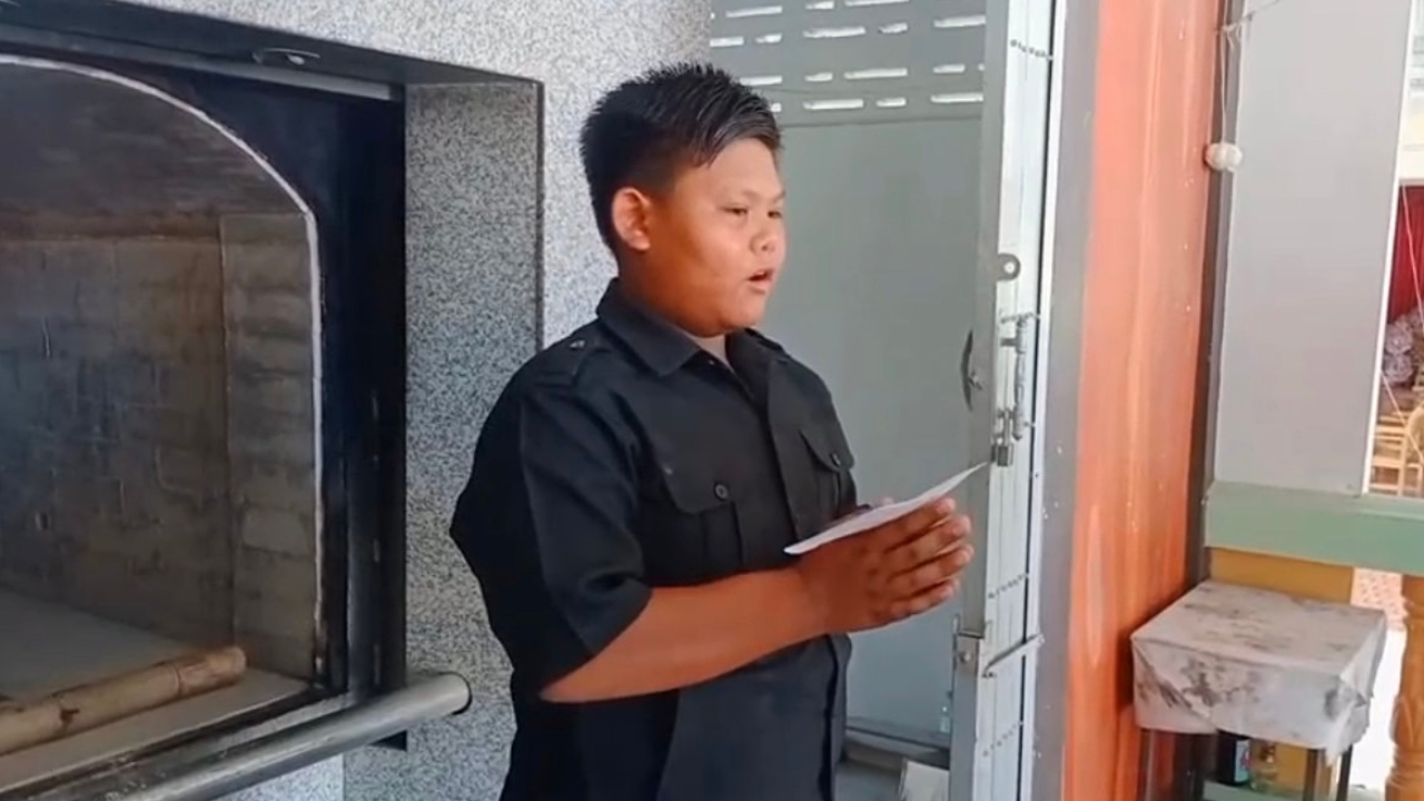 เอ็นดู "น้องเจ้านาย" หนุ่มน้อยวัย 12 ฝึกเป็นสัปเหร่อ ช่วยทำพิธีให้ศพไร้ญาติ