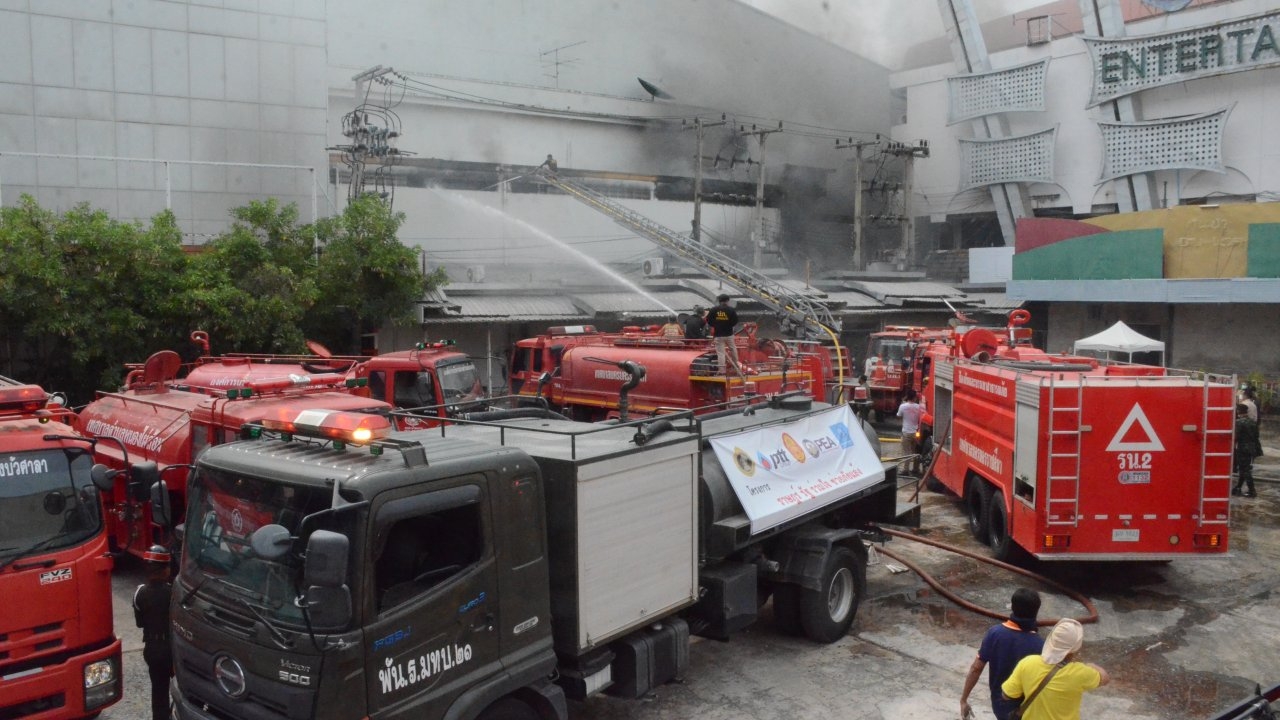 คืบหน้าคุมเพลิงห้างใต้ฟ้ายูนิเวิร์สได้แล้ว เร่งหาสาเหตุ คาดหม้อแปลงระเบิดลามมา