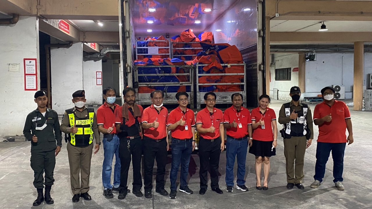 ตำรวจคุ้มกันความปลอดภัยเข้ม ส่งบัตรเลือกตั้งกาแล้ว เข้าศูนย์ไปรษณีย์หลักสี่