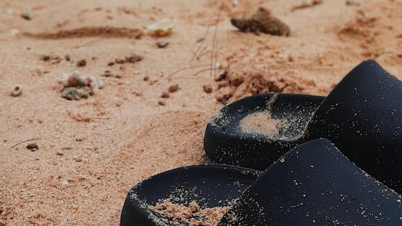 งอนแล้วนะ หรือเพราะอากาศเมืองไทยมันร้อน รองเท้าแตะถึงงอได้ขนาดนี้ 