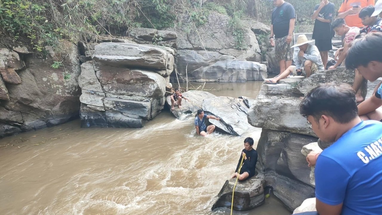 เศร้า หนุ่มลำปางวัย 24 มาเที่ยวพักผ่อนล่องแพวังละอูน อ.แม่วาง พลัดตกจมน้ำดับ