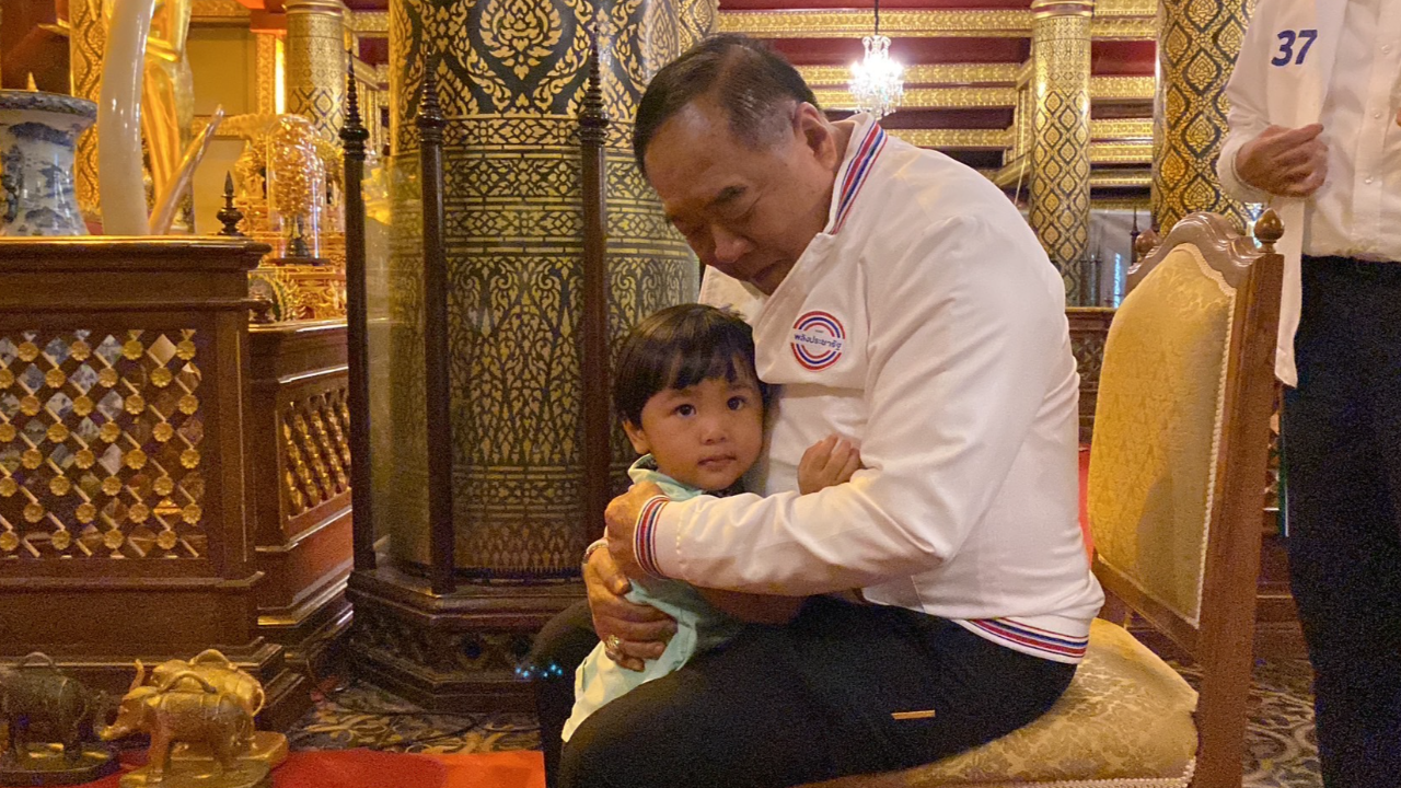 เลือกตั้ง 66 : "บิ๊กป้อม" สักการะพระพุทธชินราช เอ็นดูเด็ก วัยฟันน้ำนมโผกอด 