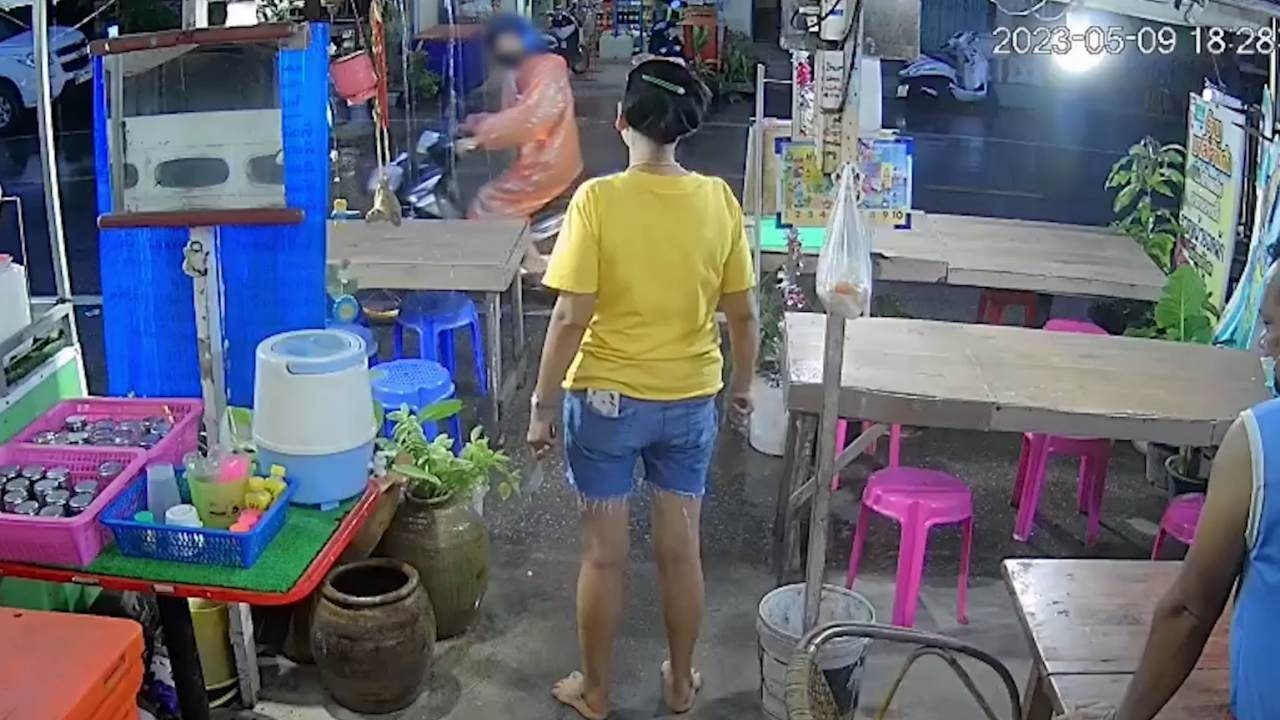 โซเชียลชื่นชม "พี่มาลี" ถือปังตอไล่หนุ่มหัวร้อน บุกขู่ทำร้ายผู้หญิงกลางร้านข้าว