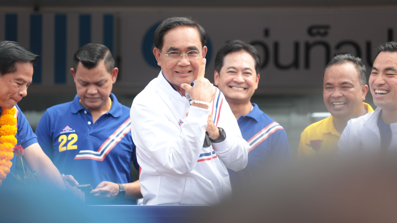 เลือกตั้ง 66 : “ลุงตู่” ไปท่าแซะ อ้อนขอคะแนน พร้อมเบ่งกล้ามโชว์ เตรียมยกทัพไปเมืองคอนพรุ่งนี้