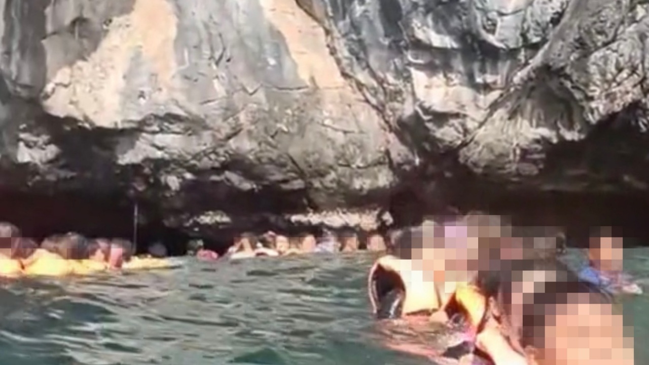 อุทยานฯ แจงคลิป นักท่องเที่ยว 85 ชีวิต ลอยคอหน้าถ้ำมรกต หลังเรือเชือกขาด