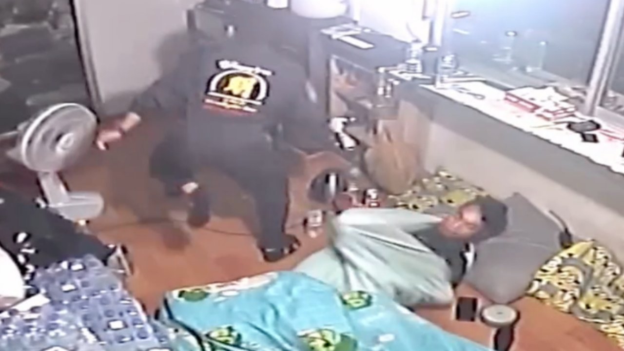 คลิปไวรัล "ทีมกู้ภัย" รีบลุกออกจากที่นอน เมื่อได้ยินเสียงร้องขอความช่วยเหลือ