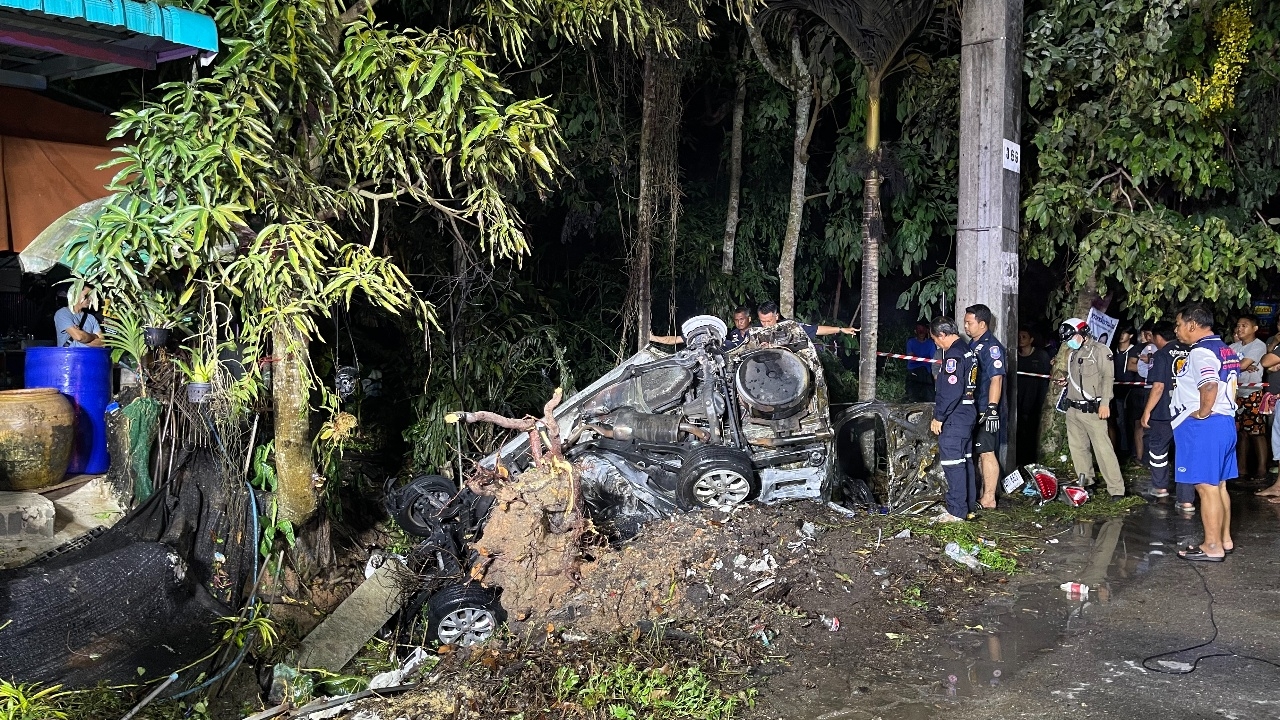 สยอง เก๋งเสียหลัก พุ่งชนต้นไม้ ไฟลุกท่วมคัน ย่างสดคนขับ-เกรียมดับคาซาก