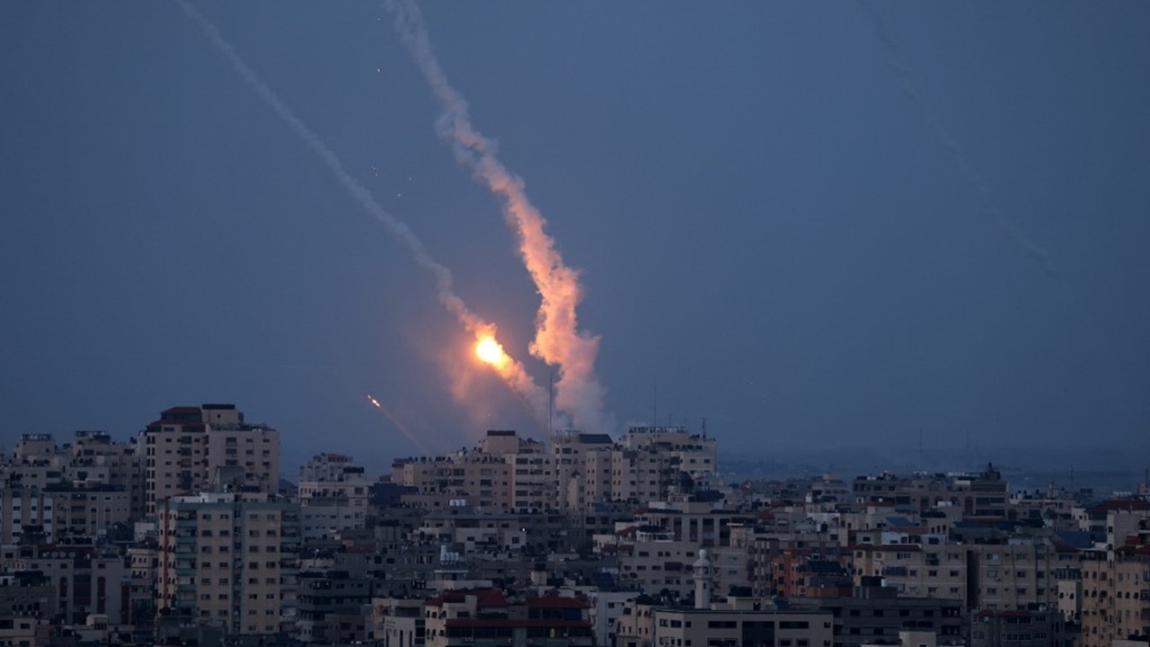 ระอุ อิสราเอล-ปาเลสไตน์ ยิงมิสไซล์ตอบโต้หลายร้อยลูก ตายเจ็บนับสิบ