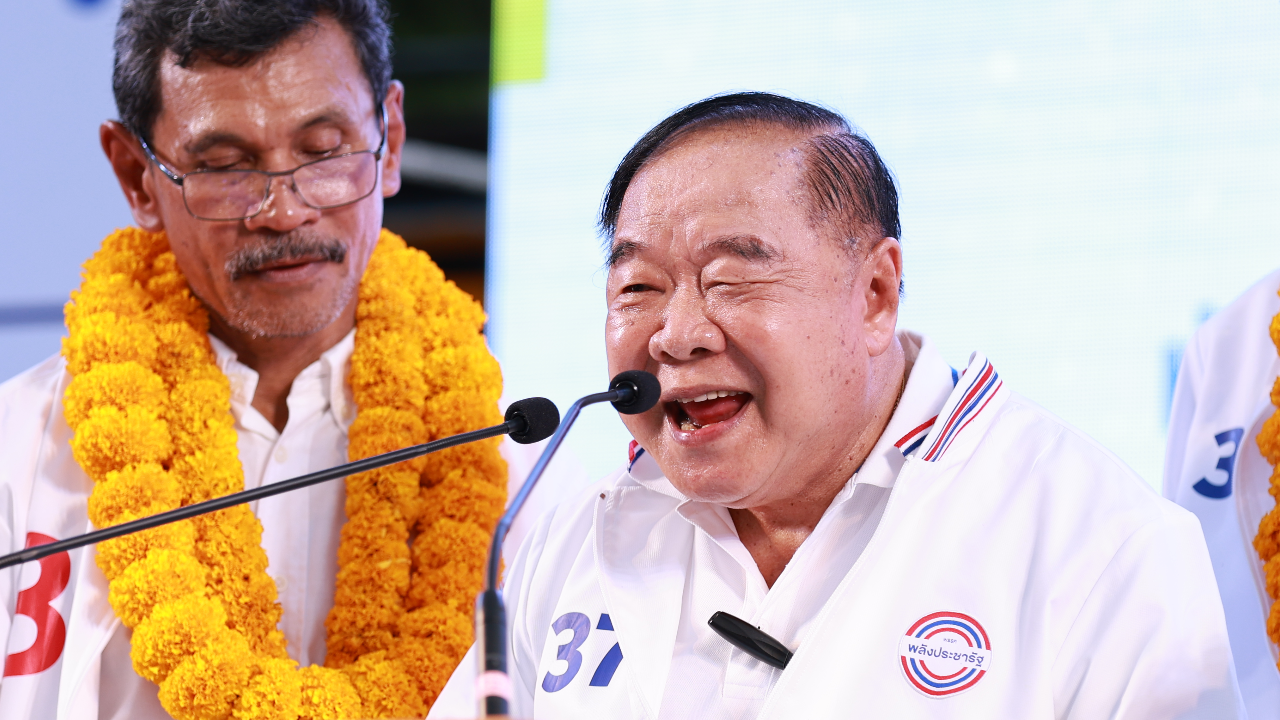 เลือกตั้ง 2566 : “ประวิตร” เซลฟี่กับชาวตรัง อ้อนขอคะแนนเลือกพลังประชารัฐ