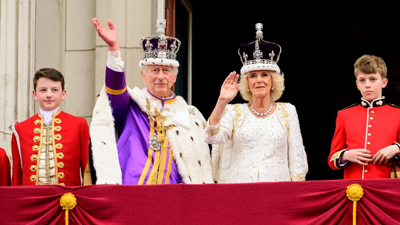 เสียงไชโยกึกก้อง กษัตริย์ชาร์ลส์ ราชินีคามิลลา เสด็จออกสีหบัญชร 