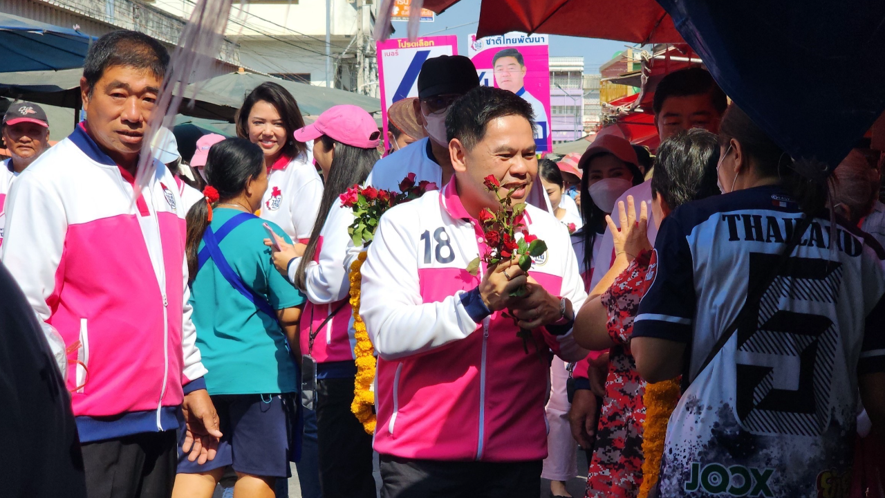 เลือกตั้ง 2566 : วราวุธ ศิลปอาชา ลุยเคาะประตูบ้านในสุพรรณฯ ไม่เห็นด้วยรัฐบาลเสียงข้างน้อย