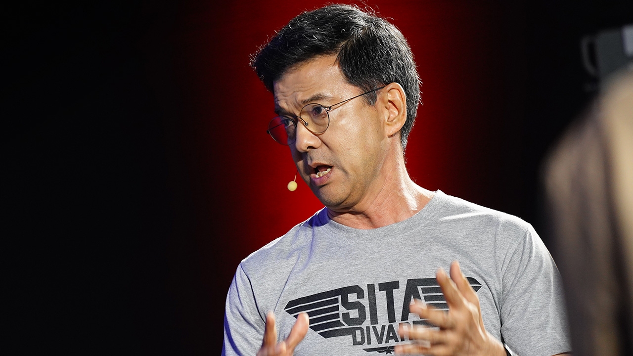 จี้ถามลุงตู่อยู่ต่อแก้ใต้ต่างจากเดิมอย่างไร - ศิธา ท้า 2 ลุง ลงพื้นที่แบบไร้กำลังรักษา