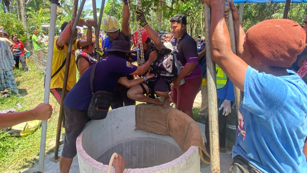 สลด ขุดลอกบ่อขาดอากาศหายใจ 2 คนลงไปช่วย ดับคู่อยู่ก้นบ่อน้ำ 