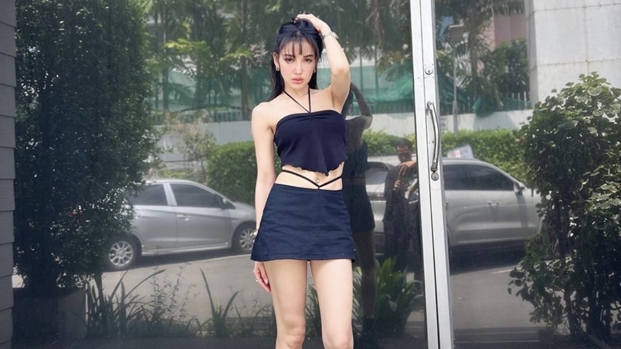 แพท ณปภา เปลี่ยนลุคใหม่เป็นผมม้าสุดแซ่บ แต่ภาพในกระจกทำคนโฟกัสผิดจุด