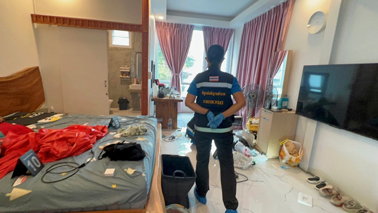 ระทึกล้อมจับโจร ปล้นบ้านคนจีน ยิงต่อสู้ดุเดือด! พริตตี้สาวชี้เป้า กวาดไปนับล้าน