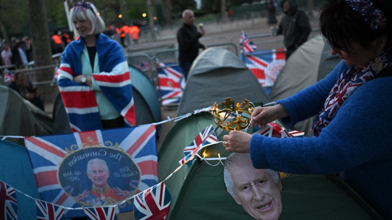 ชาวอังกฤษทยอยตั้งเต็นท์ ปักหลักรอหน้าวังบักกิงแฮม รอชมพิธีราชาภิเษก