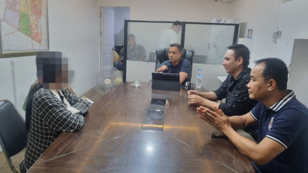 รวบแล้ว สาว 2 นั่งฉี่หน้าโรงพักลุมพินี อ้างเมา จ่อส่งฟ้องศาล 6 พ.ค.นี้