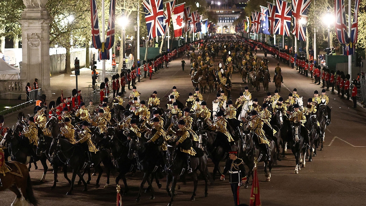 พสกนิกรชมซ้อม ราชาภิเษกชาร์ลส์ "ในหลวง" เสด็จวันนี้ สื่อทั่วโลกแห่ยิงสด