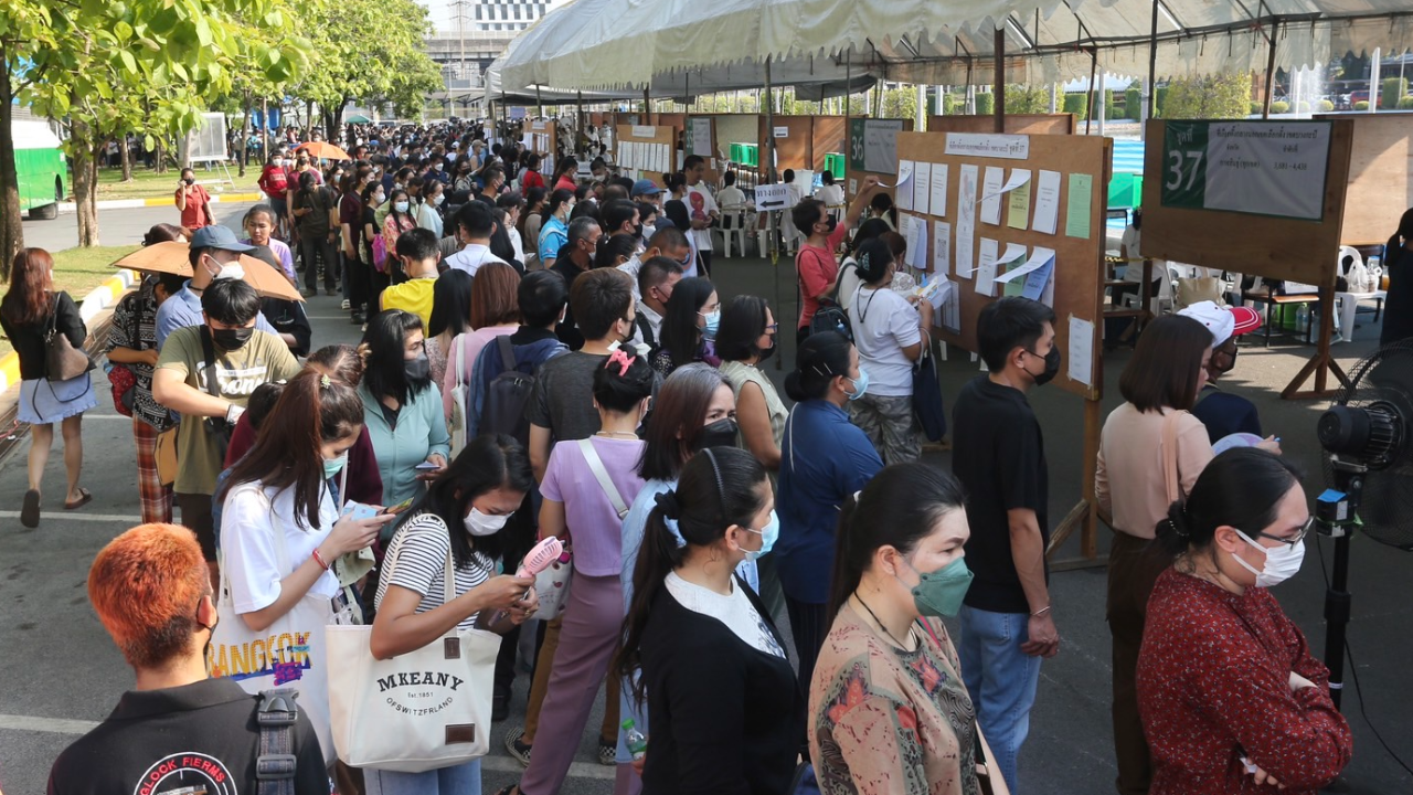 อีก 3 ชม. ปิดหีบเลือกตั้งล่วงหน้า ม.รามฯ อากาศร้อนจัด เป็นลมแล้ว 14 ราย