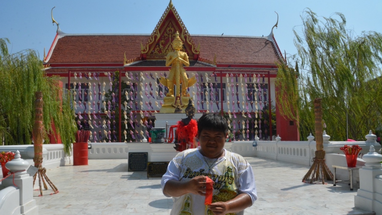 สาธุชนร่วมพิธีปลุกเสกเหรียญเกจิดัง วัดพังม่วง ไม่ลืมส่อง "เลขเด็ด" ลุ้น