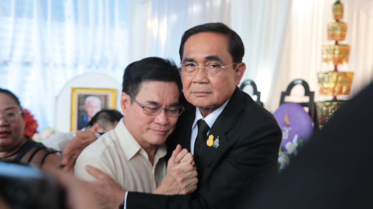 “บิ๊กตู่” เคารพศพบิดา “จุรินทร์” ที่พังงา แสดงความเสียใจพร้อมสวมกอด