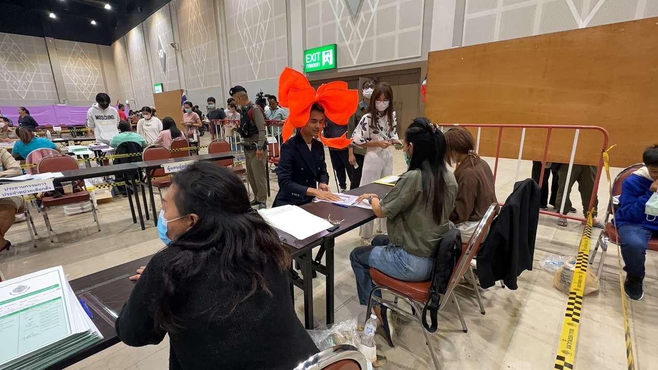 ชาว LGBT ขอนแก่น ผูกโบส้มยักษ์ไปเลือกตั้ง ชี้ไม่มีนัย ชอบใครก็เลือก