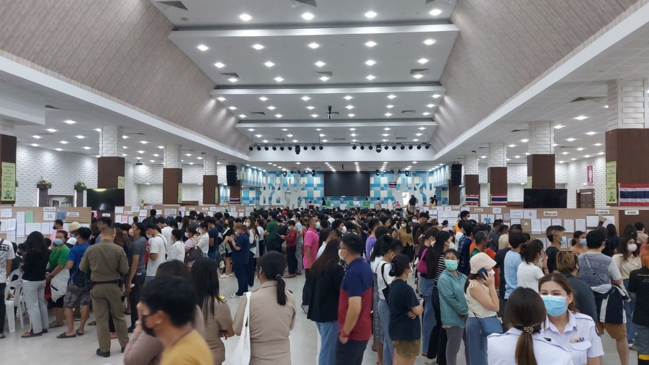 เลือกตั้ง 2566 : ประธาน กกต.ดูเลือกตั้งล่วงหน้าเมืองชล ท่ามกลางอากาศร้อนจัด