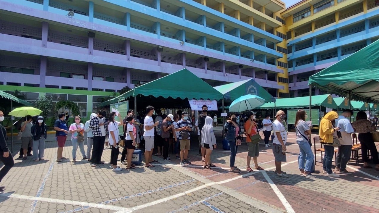 เลือกตั้ง 2566 : คนแห่ใช้สิทธิทำรถติดวงกว้าง รอบๆ โรงเรียนบางพลีฯ ยาวหลายกิโลฯ