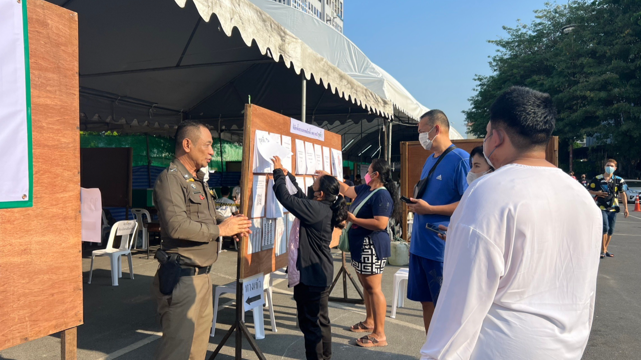 เปิดหีบเลือกตั้งล่วงหน้า 2566 ประชาชนรอใช้สิทธิคึกคัก "ชัชชาติ" ตรวจความเรียบร้อยแต่เช้าตรู่