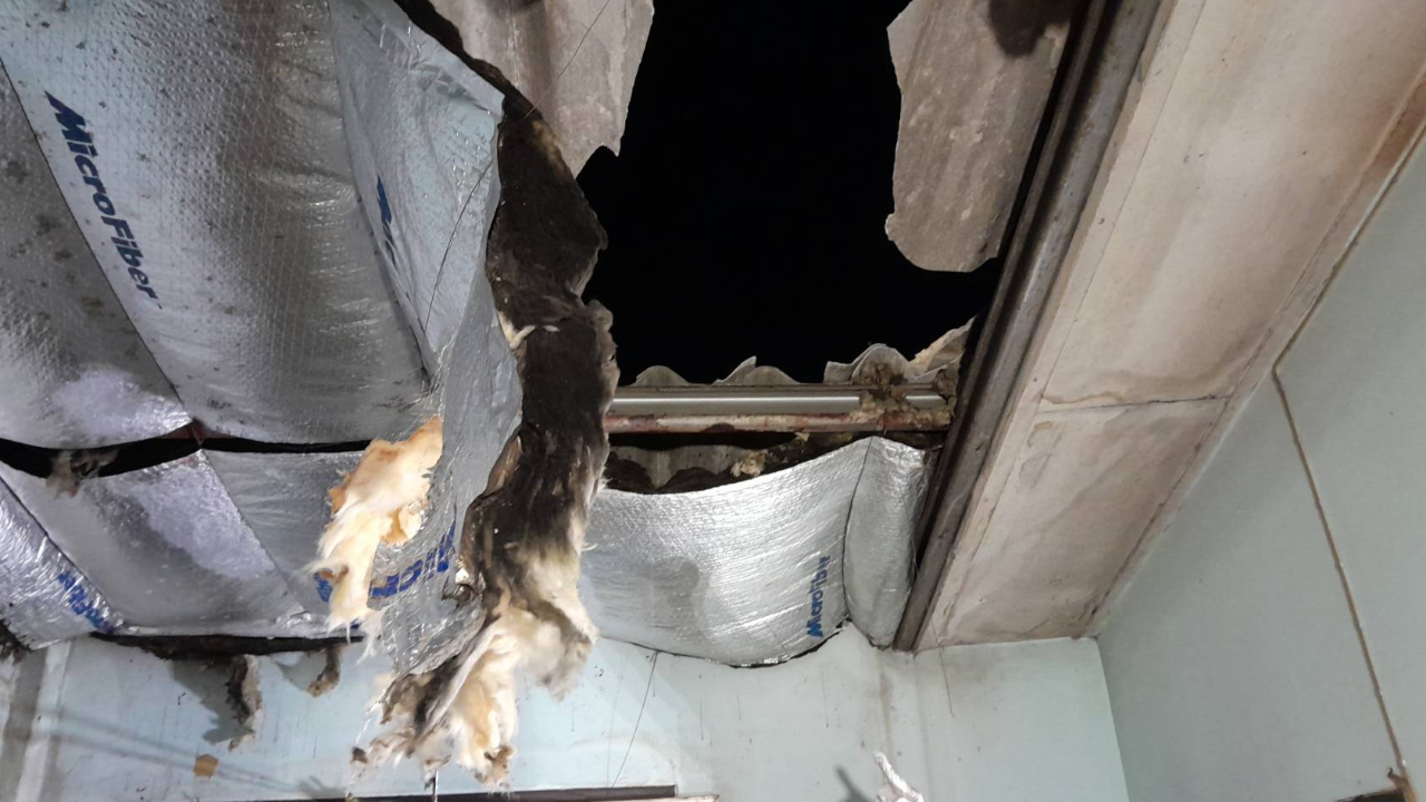 เสี่ยเจ้าของอู่ วัย 61 ปีนหลังคาซ่อมบ้าน พลัดตกหัวกระแทกพื้นดับสลด