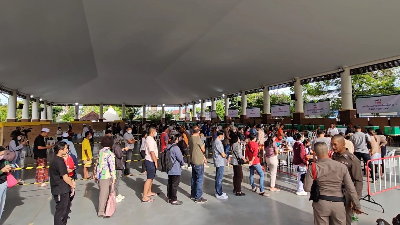 เลือกตั้ง 2566 : เมืองคอน ประชาชนมาใช้สิทธิเลือกตั้งล่วงหน้าคับคั่งแต่เช้า