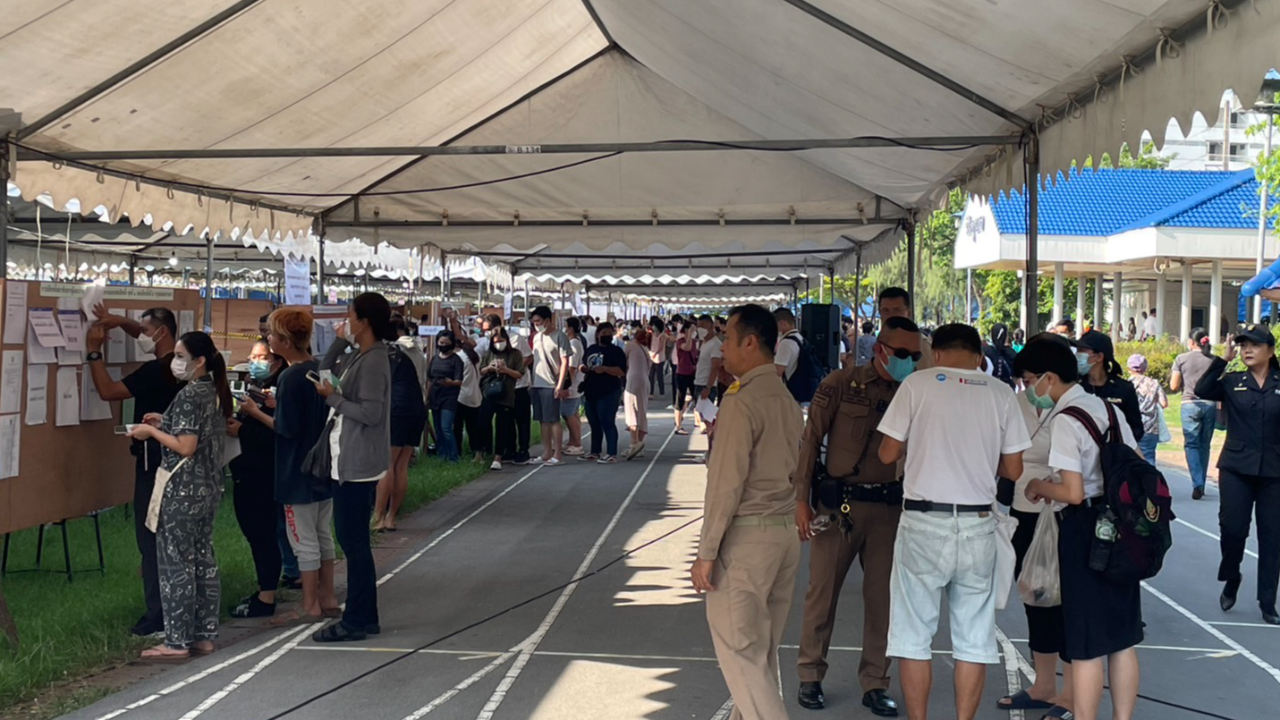 เลือกตั้ง 66 : ประชาชนแห่ใช้สิทธิเลือกตั้งล่วงหน้า ร.ร."บดินทรเดชา" คึกคัก 