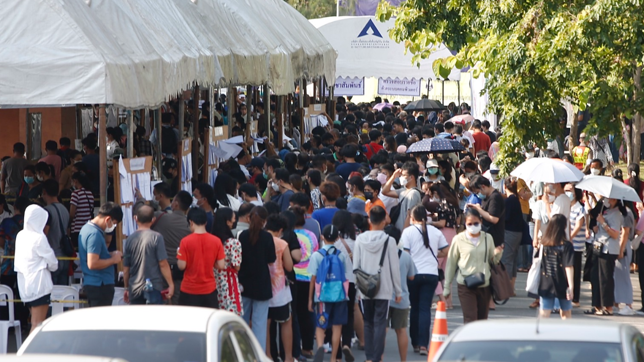 เลือกตั้งล่วงหน้าเริ่มเกิดปัญหา รายชื่อผู้สมัครหาย สีบัตรลำดับที่สับสน แถวยาวเหยียดหลายจุด