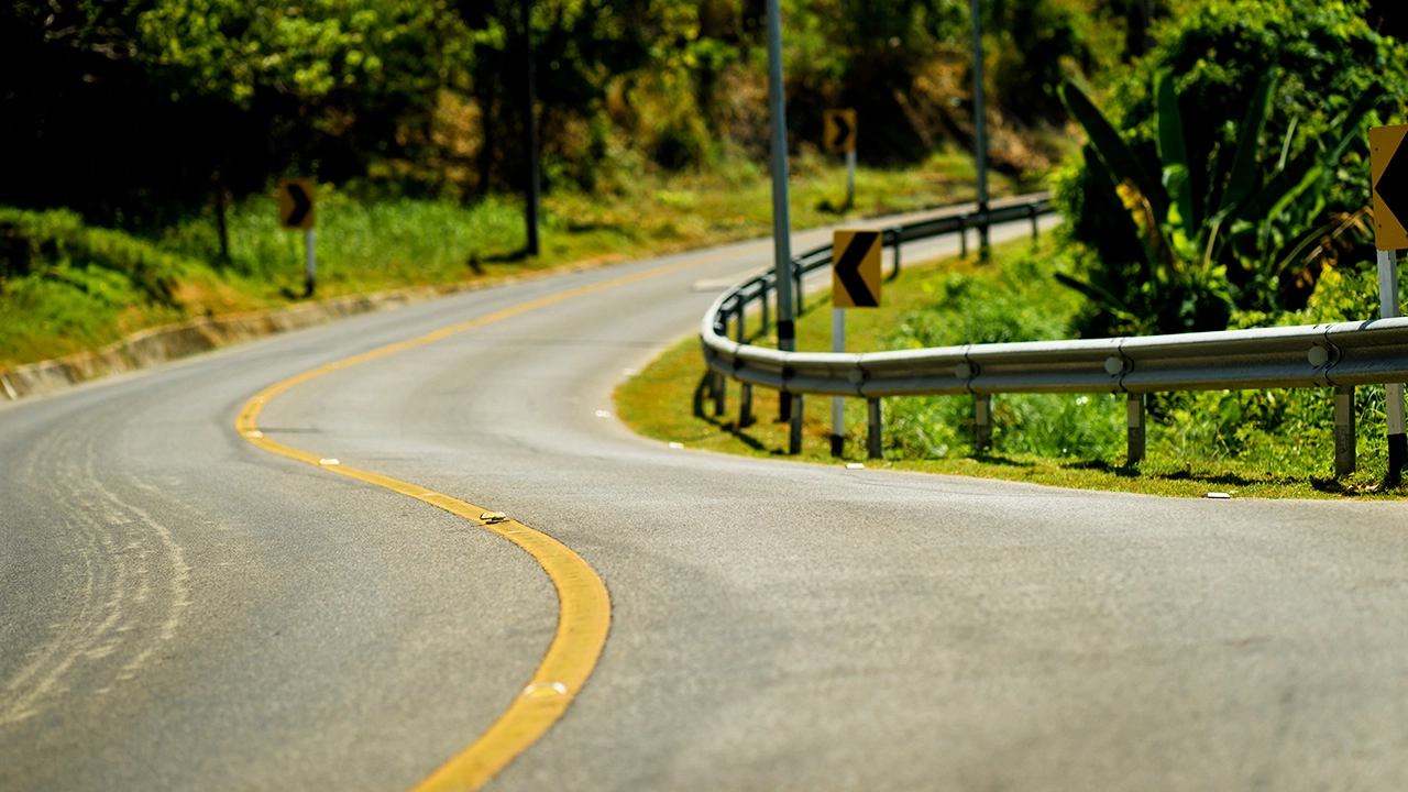 .เส้นทึบสีขาว เส้นทึบสีเหลือง เส้นประสีเหลือง เส้นขาวเหลือง เห็นบ่อยแต่ไม่รู้ชัดหมายถึงอะไร.