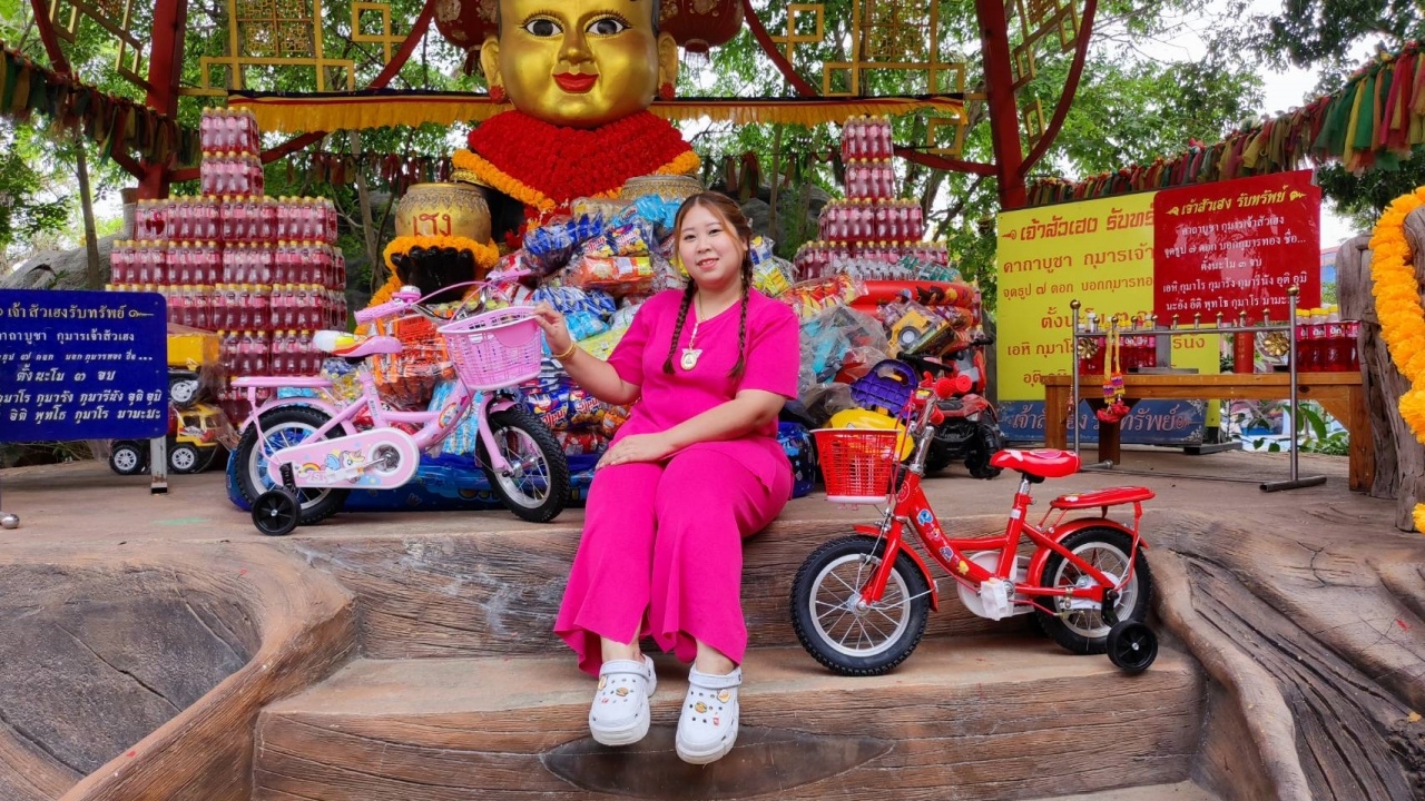 สาวดวงปัง แก้บน "กุมารทองเจ้าสัวเฮง" ไม่ลืมส่อง "เลขเด็ดงวดนี้" ลุ้นรวยอีกครั้ง