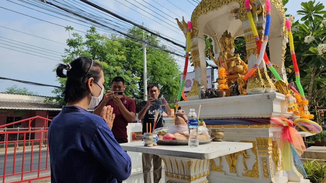 คุม "ไอ้ณัฐ" พิมพ์ลายนิ้วมือหน้าตาไม่สลด แม่เซลส์สาวนำหัวหมูแก้บนศาลพระพรหม