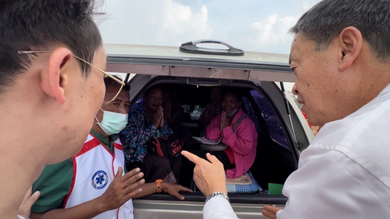 เลือกตั้ง 66 : พายุซัดนั่งร้านตั้งจอล้ม ชาวบ้านเจ็บ 5 “เศรษฐา-โอ๊ค” รุดดูอาการ