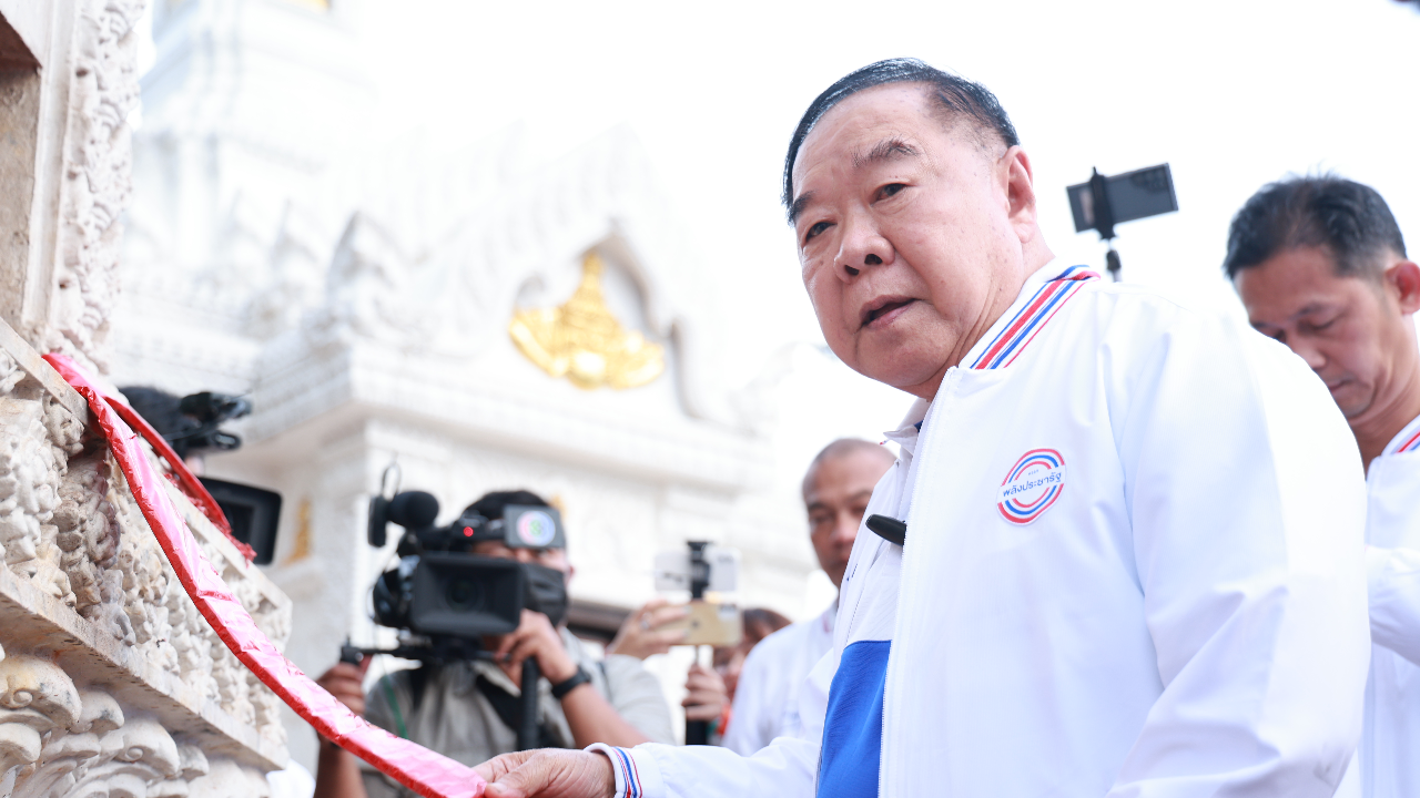 เลือกตั้ง 66 : “บิ๊กป้อม” จุดประทัดหมื่นนัดขอพรชนะเลือกตั้ง ก่อนปราศรัยใหญ่เมืองคอน