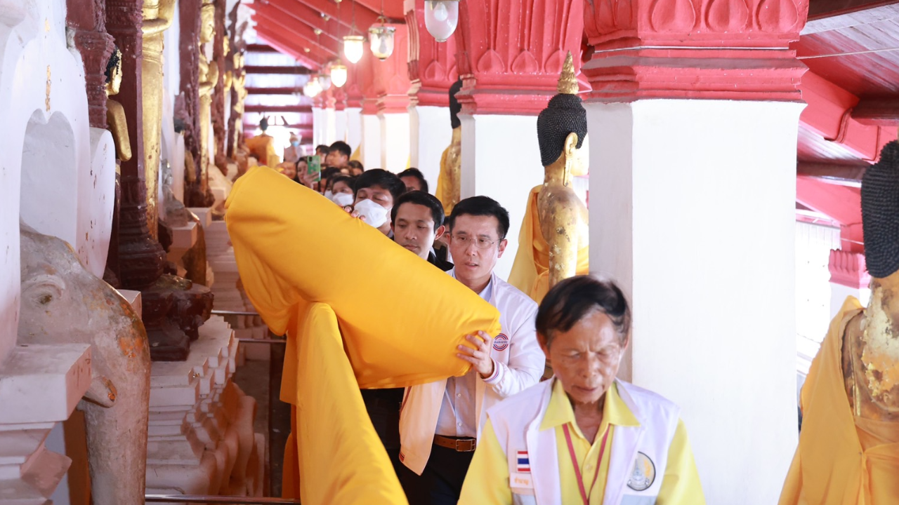 เลือกตั้ง 66 : สายมู “ชัยวุฒิ” ทำพิธีห่มผ้ารอบพระบรมธาตุ ขอให้พลังประชารัฐชนะ