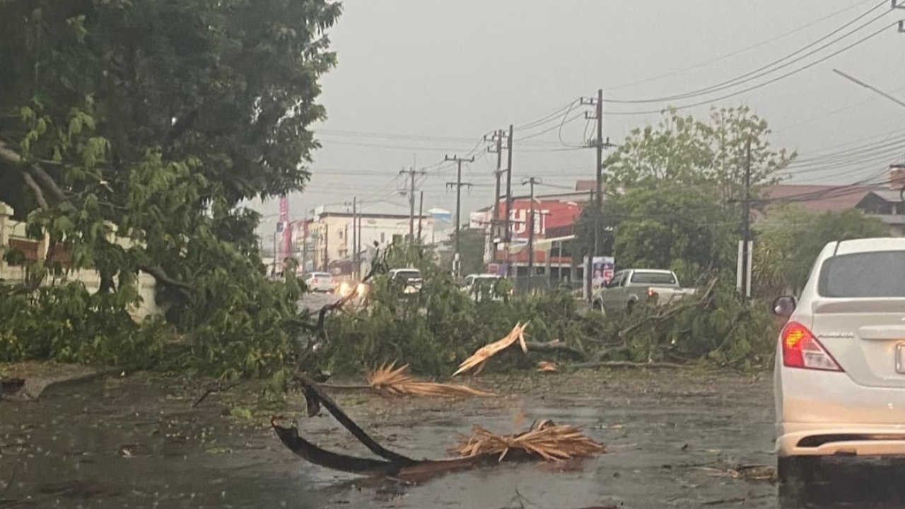 "ชัยภูมิ" อ่วม "พายุฝนถล่ม" หลังคาปลิวว่อน-ไฟดับทั้งเมืองนานนับชั่วโมง