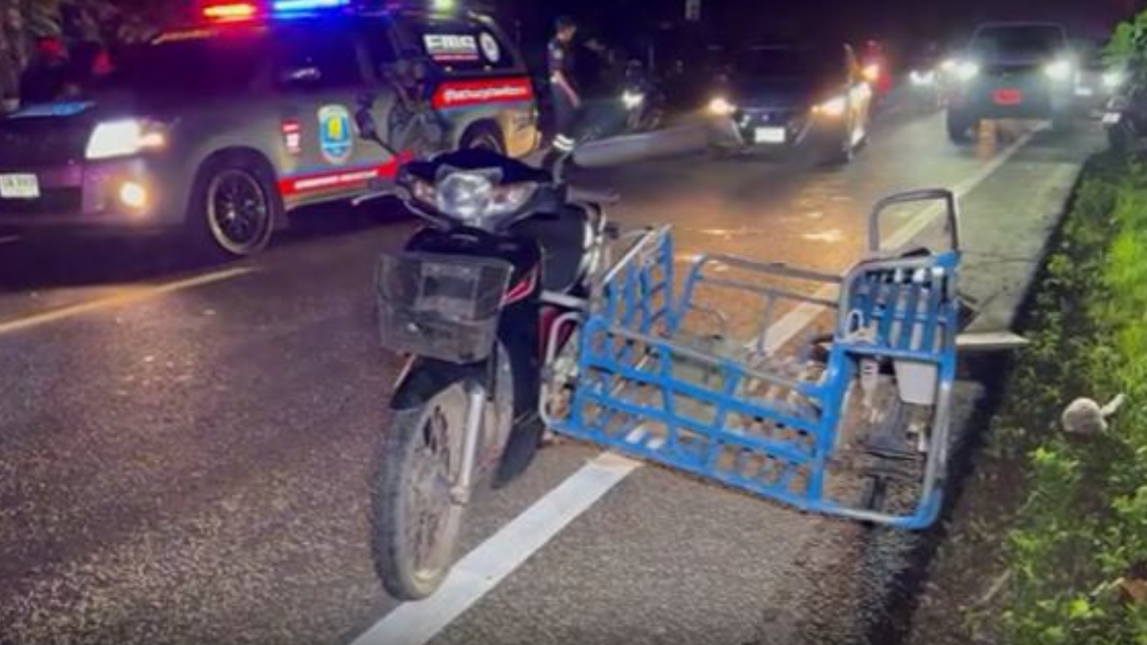 สลด กระบะเสยท้าย จยย.พ่วงข้าง เทกระจาดตกข้างทาง เจ็บ 4 ดับ 1 ราย