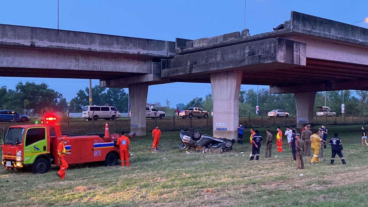 2 สาวซีวิคขับย้อนศร พุ่งทะลุแบริเออร์ทางด่วนจตุโชติ ตกลงมาตาย 1 สาหัส 1
