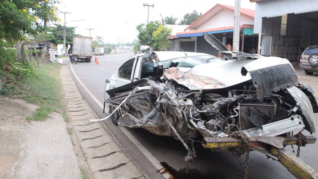 หนุ่มนครพนมกลับจากดูหมอลำ ขับเก๋งเสียหลักชน 6 ล้อที่สวนมาที่โค้งร้อยศพ