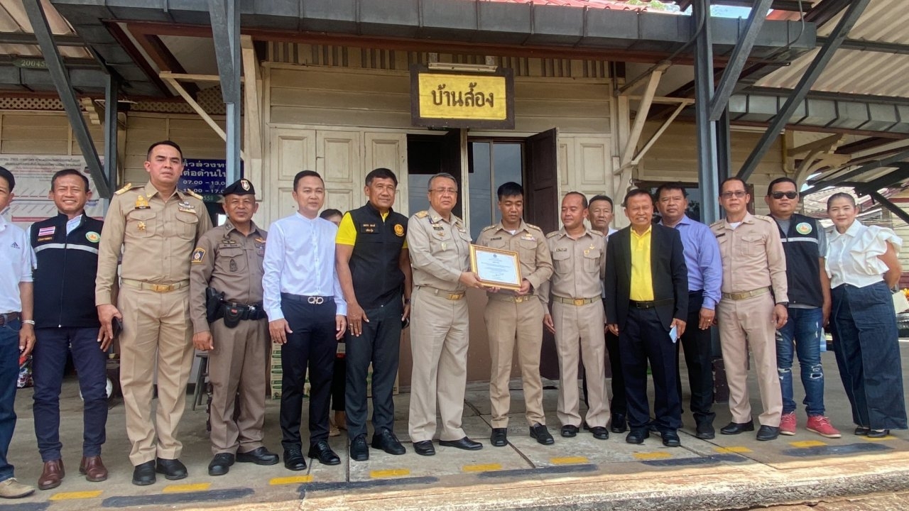ผู้ว่าฯ สุราษฎร์ ชมเชยนายสถานีรถไฟบ้านส้อง ที่ช่วยยายหูหนวกรอดจากรถไฟชน