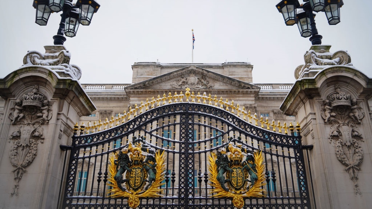 ระทึก ตร.อังกฤษรวบชายปริศนา ปากระสุนช็อตกันเข้าวังบักกิงแฮม