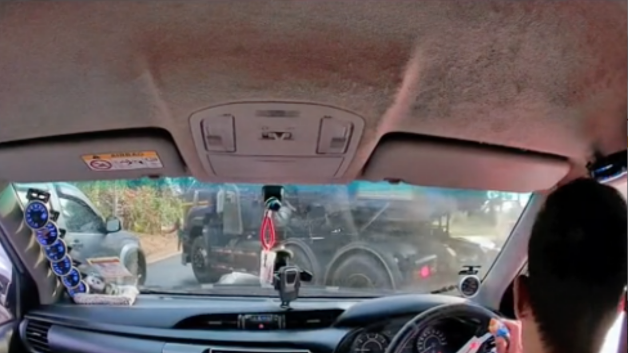 นาทีชีวิต หนุ่มเผยคลิป "รถเทรลเลอร์" เสียหลักพุ่งเข้ามาหา แต่รอดตายเพราะ "ขนม"