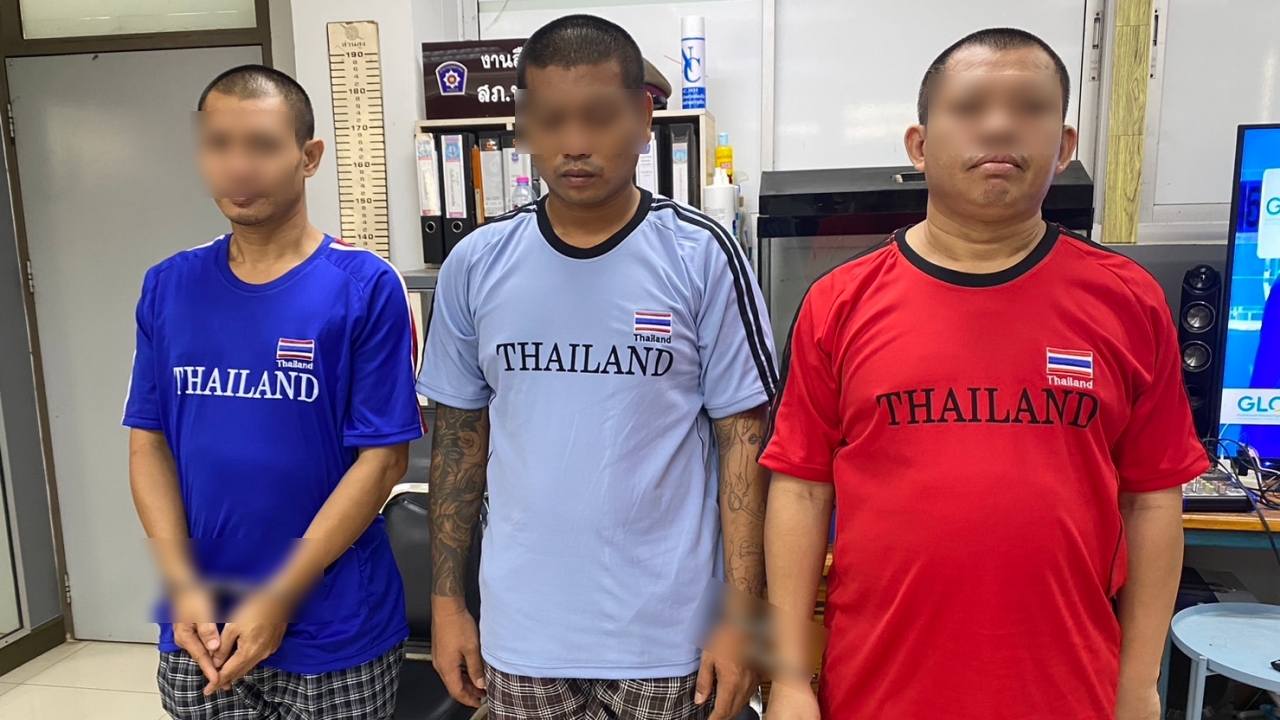 เอือม 3 พระหนุ่มปิดกุฏิเช้ายันมืด แจ้งตำรวจบุกจับ พบอุปกรณ์เสพยาบ้าเกลื่อน