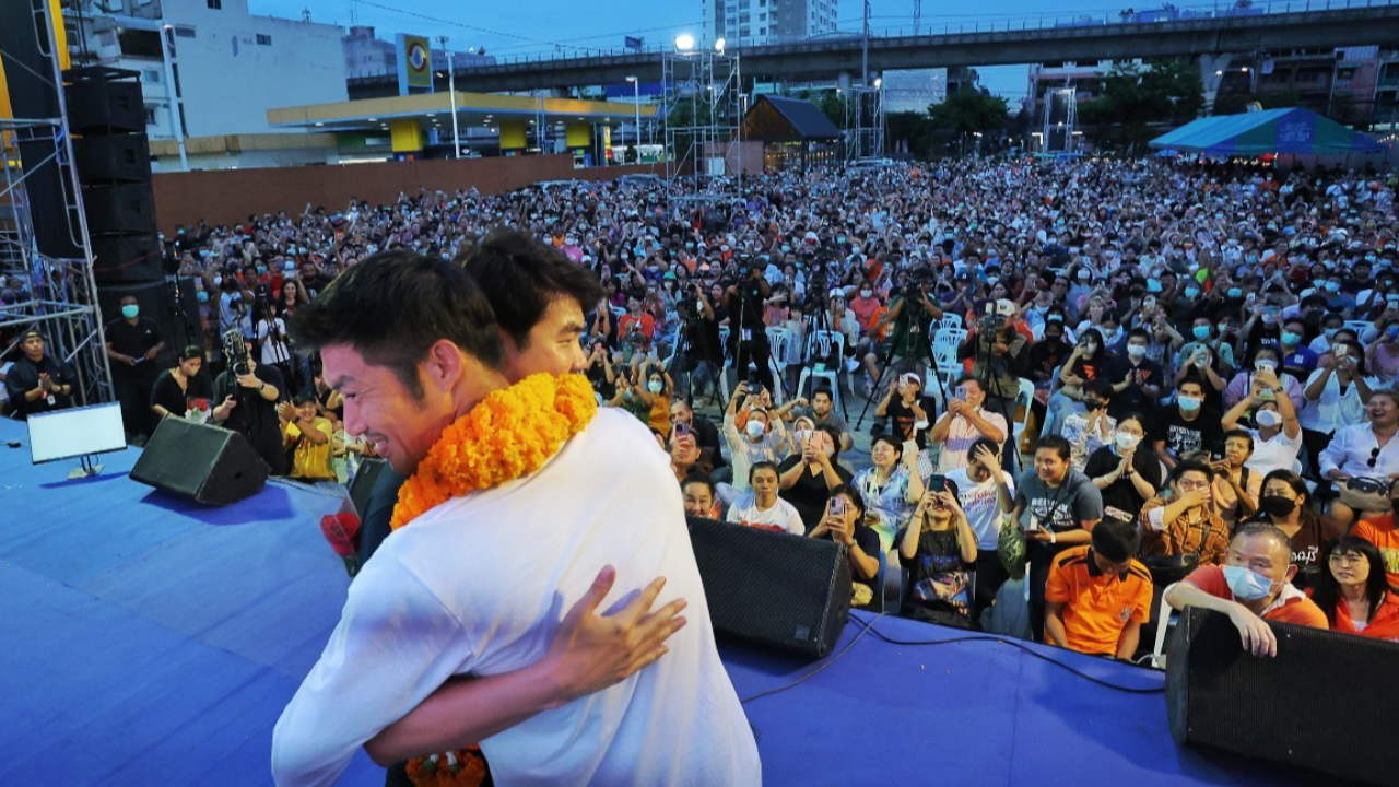 เลือกตั้ง 66 : คนแห่ฟัง ก้าวไกล "ธนาธร-ปิยบุตร" ปราศรัย บางแค-สมุทรสาคร